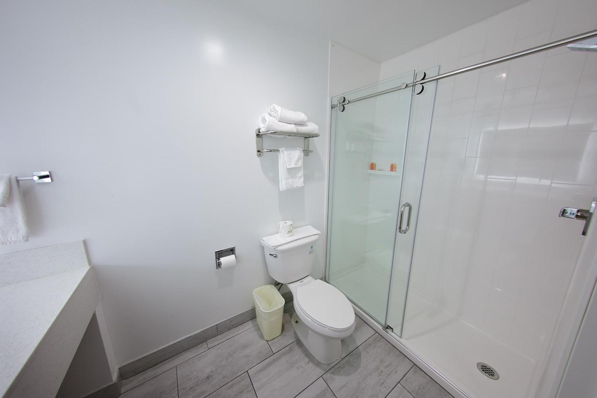 Travelodge & By Wyndham Hotel