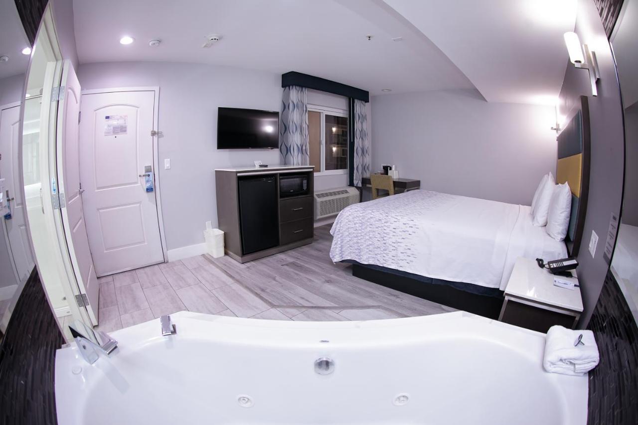 Travelodge & By Wyndham Hotel 2*