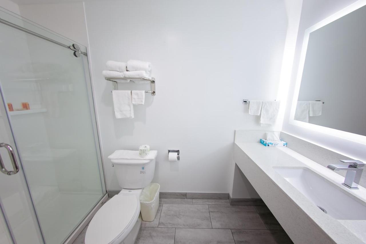 Travelodge & By Wyndham Hotel West Covina