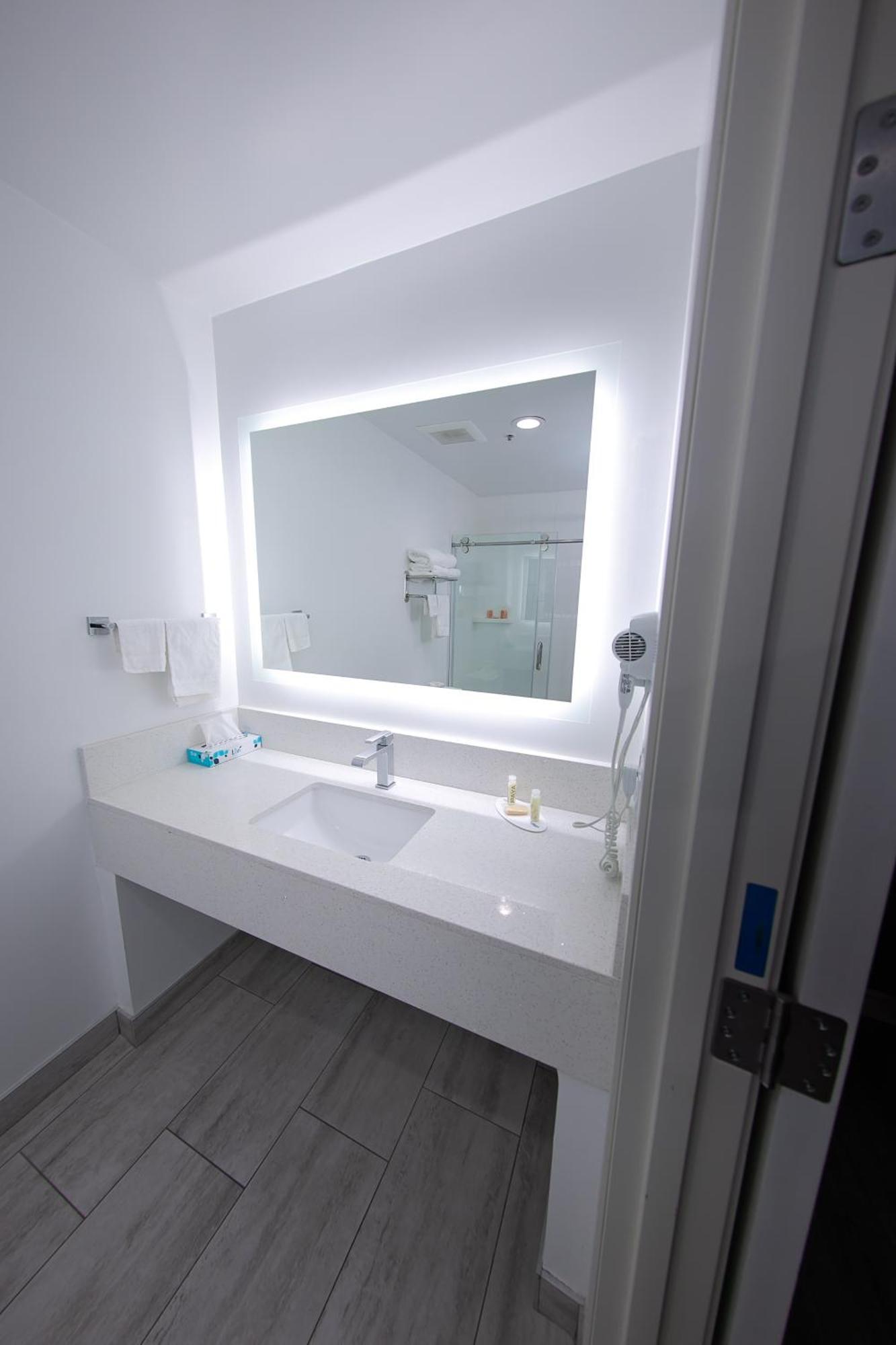 Travelodge & By Wyndham Hotel 2*